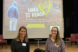 Luisa Wagner und Teresa Bauer beim Symposium "hard /heart) to reach"