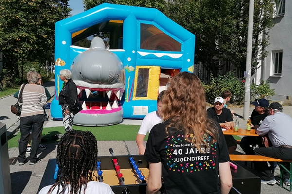 Die Hüpfburg mit dem Haifischmaul gehört schon fest zum Don Bosco Straßenfest dazu