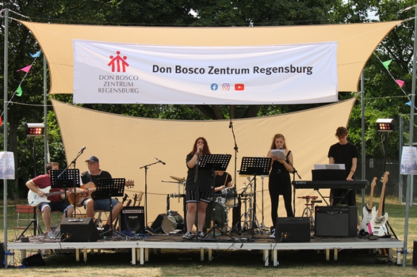Jugendliche und Mitarbeiter aus dem Jugendreff auf der Open Stage beim Sommerfestival von Don Bosco Regensburg
