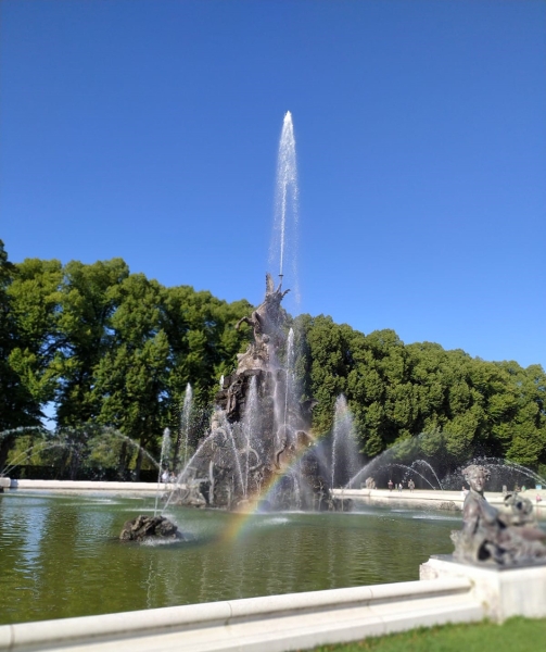 Regenbogenspiegelung am Brunnen vor dem Schloss Herrenchiemsee