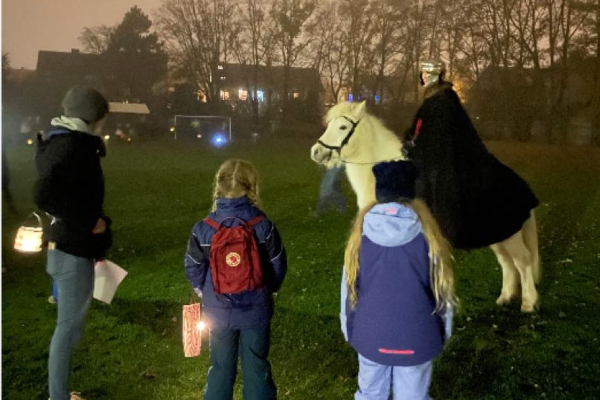 St. Martin(a) auf dem Pferd bei der Martinsfeier im Don Bosco Zentrum