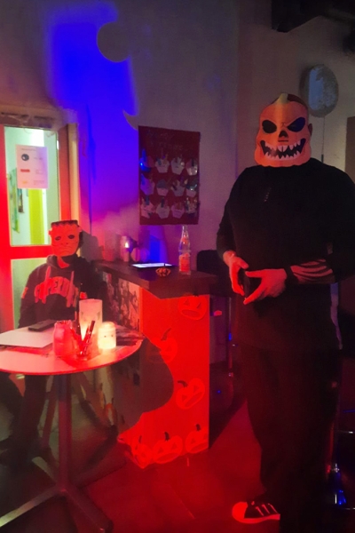 Echt oder nicht? Gruselige Gestalten bei der Halloweenparty im Jugendtreff