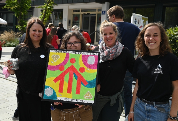 Team des Jugendtreff im Don Bosco Zentrum mit Bild "Du bist wertvoll"