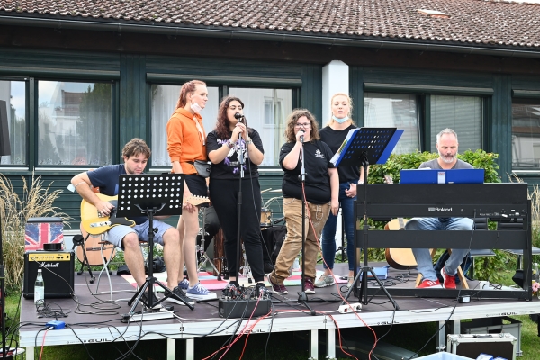 Musikprojekt auf der Bühne beim Straßenfest des Don Bosco Zentrum Regensburg