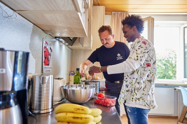 Betreuer und Jugendlicher kochen zusammen in Wohngruppe des Don Bosco Zentrum Regensburg